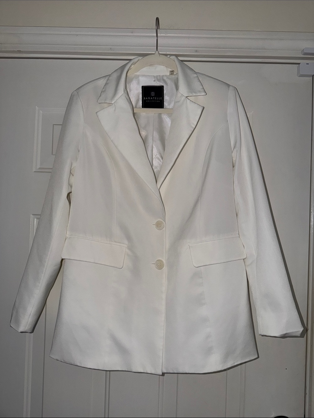 Bagatelle Cream Single-Breasted Notch Lapel Blazer. Sz S